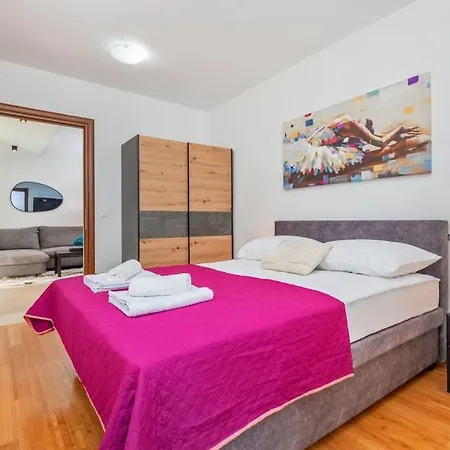 Stylish Two Bedroom Apartment&garage Parking Place