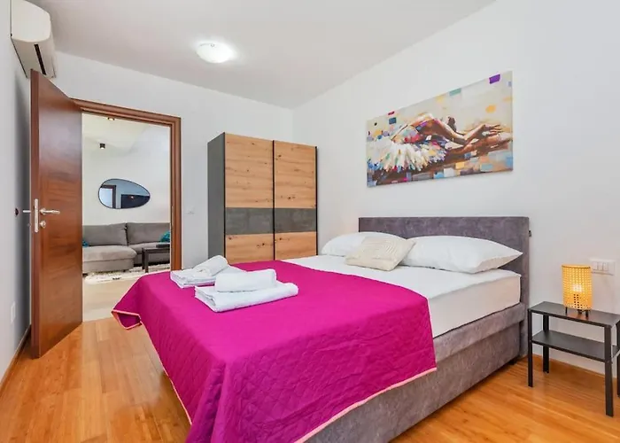 Stylish Two Bedroom Apartment&garage Parking Place