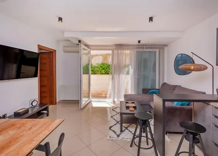 Stylish Two Bedroom Apartment&garage Parking Place Apartment *