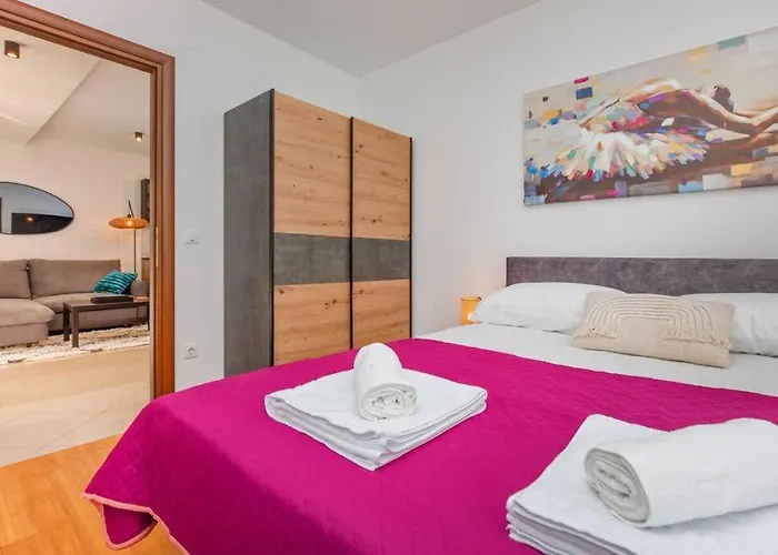 Appartement Stylish Two Bedroom Apartment&garage Parking Place