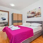 Stylish Two Bedroom Apartment&garage Parking Place