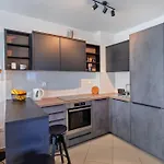 Stylish Two Bedroom Apartment&garage Parking Place 아파트