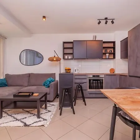 아파트 Stylish Two Bedroom Apartment&garage Parking Place *