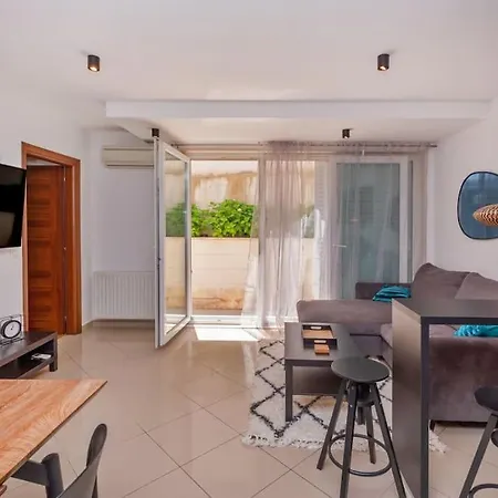 Stylish Two Bedroom Apartment&garage Parking Place 아파트 *