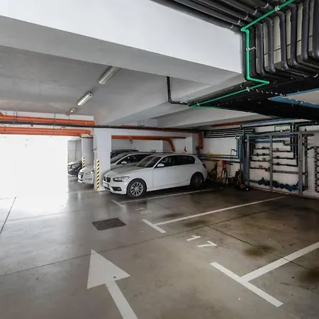 Stylish Two Bedroom Apartment&garage Parking Place 아파트 *